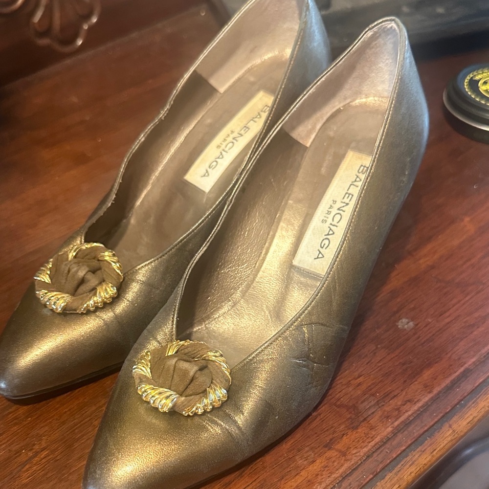 ✔️46 Preloved Balenciaga Metallic Bronze Pumps with Knotted Gold Accent